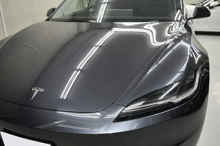 テスラモデル３のカーコーティング施工後の画像　正面から車両左側を撮った写真　