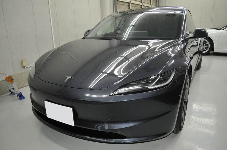 テスラモデル３のカーコーティング施工後の画像　左正面前から車両全体を撮った写真　