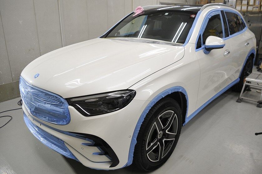 メルセデスベンツGLC カーコーティング施工中の写真　磨き施工前にマスキングテープやビニールマスカーで養生したところを正面左前から車両全体を撮ったところ