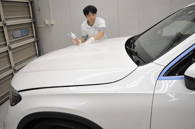 4.メルセデスベンツGLC カーコーティング施工中の画像 クレンジング