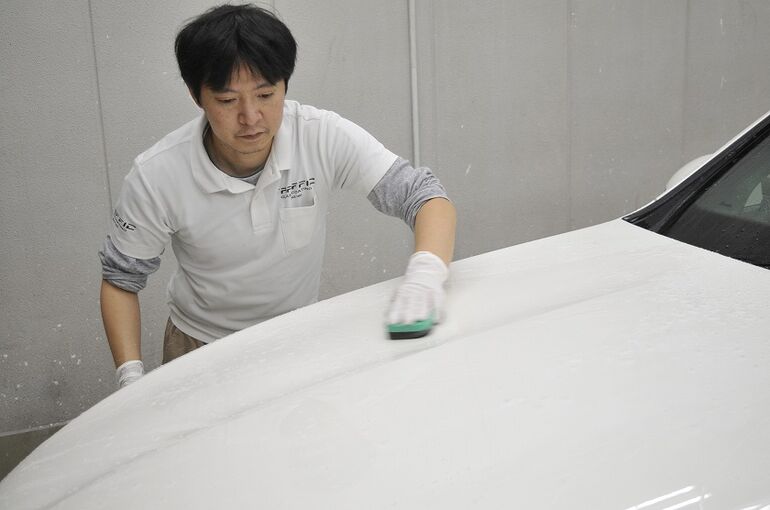 7.メルセデスベンツGLC カーコーティング施工中の画像 鉄粉除去