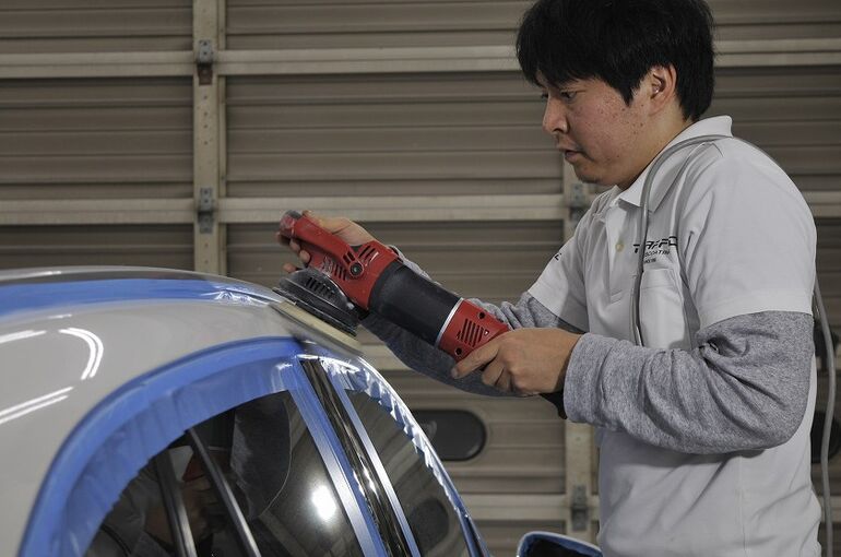 12.メルセデスベンツGLC カーコーティング施工中の画像 ルーフ部磨き