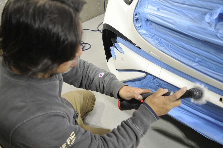 14.メルセデスベンツGLCのカーコーティング施工中の画像　ミニポリッシャーによる磨き